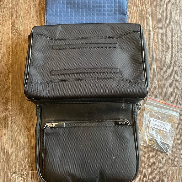 Tumi large hanging travel kit - Picture 5 of 7